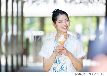 ソフトクリーム　女の子　アイス 93355015