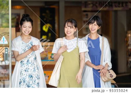 女子旅　買い物　旅行 93355024