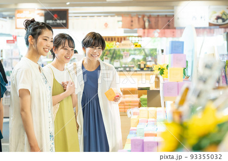 女子旅　買い物　旅行 93355032