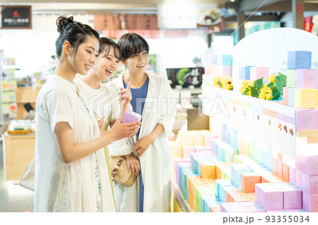 女子旅　買い物　旅行 93355034