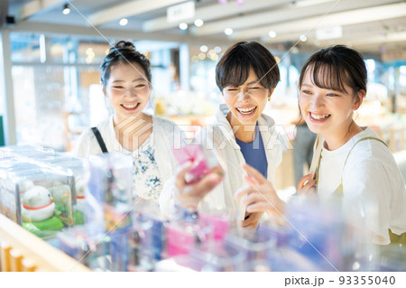 女子旅　買い物　旅行 93355040