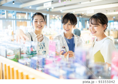 女子旅　買い物　旅行 93355042
