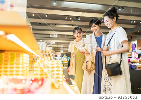 女子旅　買い物　旅行 93355053