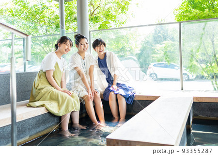 足湯　旅行　女子旅 93355287