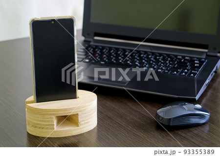 スマートフォンとノートPCでリモートワーク スマートフォンとノートPCでリモートワーク 93355389