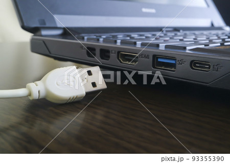 ノートPC側面のコネクタとUSB ケーブル 93355390