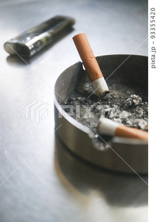 灰皿のタバコの吸い殻、使い捨てライター 93355420