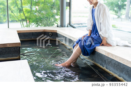 足湯　旅行　女子旅 93355442
