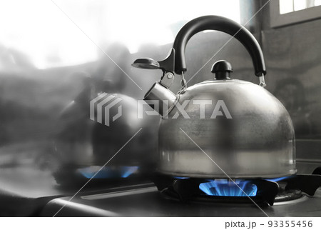 やかんに火をかける 93355456