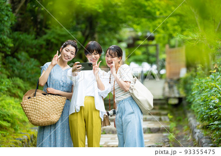 女子旅　自撮り　旅行　 93355475