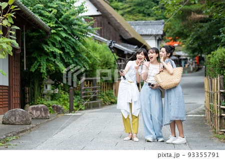 女子旅　自撮り　旅行　 93355791