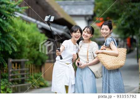 女子旅　自撮り　旅行　 93355792