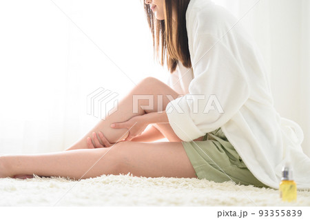 足をマッサージや脱毛手入れをする女性　顔無し 93355839