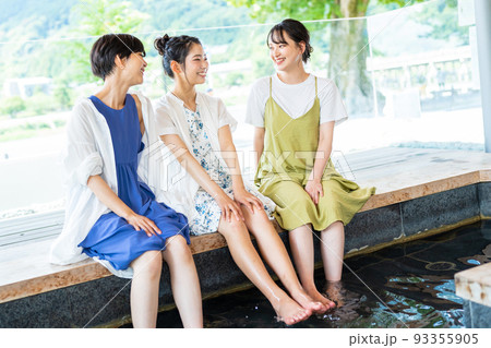足湯　旅行　女子旅 93355905