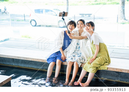 足湯　自撮り　温泉旅行 93355913