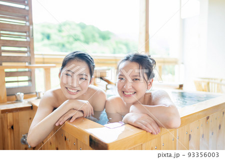 温泉　露天風呂　女子旅 93356003