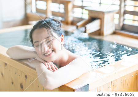 温泉　露天風呂　女子旅 93356055