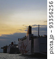 フェリーと夕景 93356256