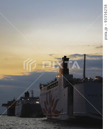 フェリーと夕景 93356256