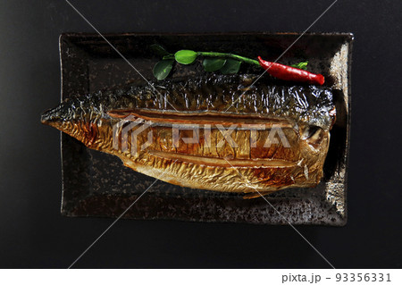 テーブルの上にある青魚のDHAたっぷりのサバの焼いて料理したもの テーブルの上にある青魚のDHAたっぷりのサバの焼いて料理したもの 93356331