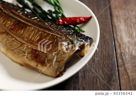 テーブルの上にある青魚のDHAたっぷりのサバの焼いて料理したもの テーブルの上にある青魚のDHAたっぷりのサバの焼いて料理したもの 93356341