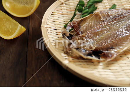 テーブルの上にあるDHAたっぷりの青魚をカットし天日干しした干物のアジの開き テーブルの上にあるDHAたっぷりの青魚をカットし天日干しした干物のアジの開き 93356356