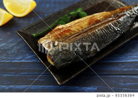 テーブルの上にある青魚のDHAたっぷりのサバの焼いて料理したもの 93356364