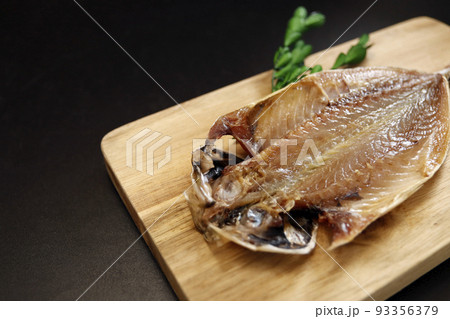テーブルの上にあるDHAたっぷりの青魚をカットし天日干しした干物のアジの開き テーブルの上にあるDHAたっぷりの青魚をカットし天日干しした干物のアジの開き 93356379