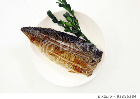 テーブルの上にある青魚のDHAたっぷりのサバの焼いて料理したもの テーブルの上にある青魚のDHAたっぷりのサバの焼いて料理したもの 93356384