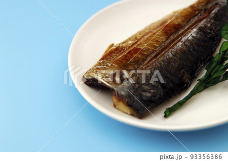 テーブルの上にある青魚のDHAたっぷりのサバの焼いて料理したもの テーブルの上にある青魚のDHAたっぷりのサバの焼いて料理したもの 93356386