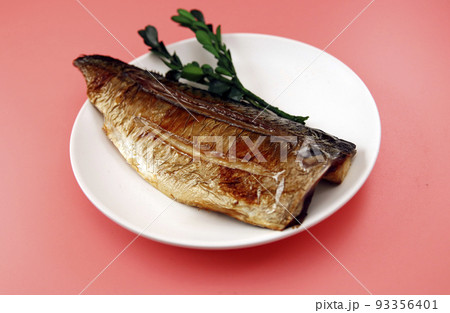 テーブルの上にある青魚のDHAたっぷりのサバの焼いて料理したもの テーブルの上にある青魚のDHAたっぷりのサバの焼いて料理したもの 93356401