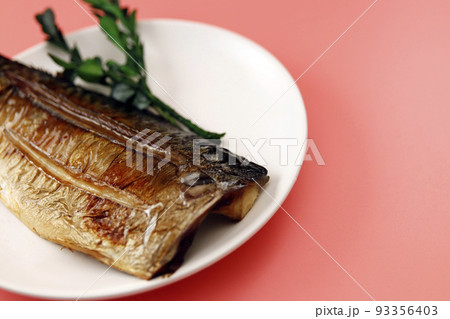 テーブルの上にある青魚のDHAたっぷりのサバの焼いて料理したもの テーブルの上にある青魚のDHAたっぷりのサバの焼いて料理したもの 93356403