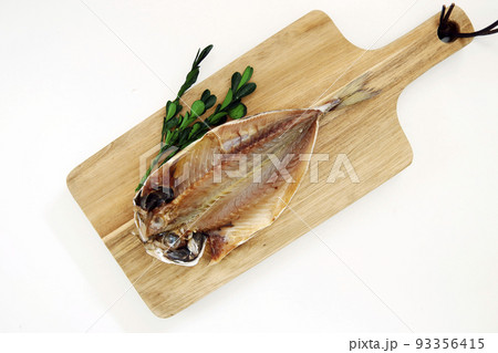 テーブルの上にあるDHAたっぷりの青魚をカットし天日干しした干物のアジの開き テーブルの上にあるDHAたっぷりの青魚をカットし天日干しした干物のアジの開き 93356415