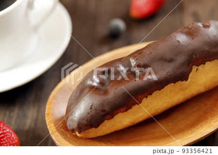 テーブルの上にある糖質砂糖過多なダイエットに不向きのケーキのようなエクレア テーブルの上にある糖質砂糖過多なダイエットに不向きのケーキのようなエクレア 93356421