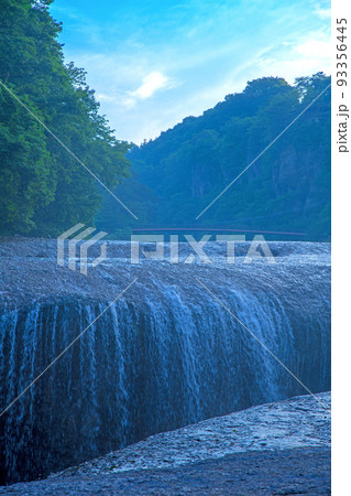 吹割の滝 吹割れ渓谷 初夏の風景 吹割の滝 吹割れ渓谷 初夏の風景 93356445