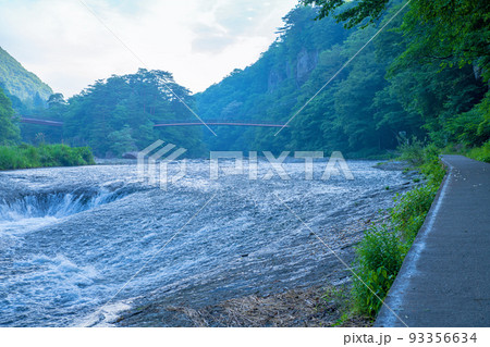吹割の滝　遊歩道からの眺め　吹割れ渓谷　初夏の風景 93356634