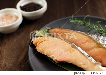 動画素材: テーブルにある採れたてをグリルで焼いた鮭 93356673