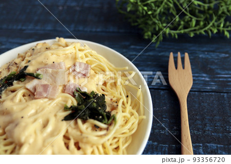 テーブルにある大盛りでどか食い用パスタ・スパゲティ・カルボナーラ テーブルにある大盛りでどか食い用パスタ・スパゲティ・カルボナーラ 93356720