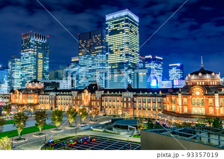 【東京の都市風景】東京駅丸の内口の夜景 93357019