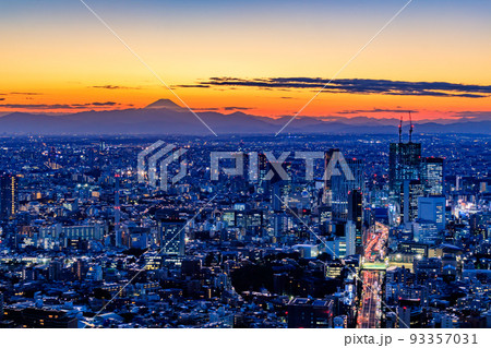 【東京の都市風景】六本木から富士山方向の夕景 93357031