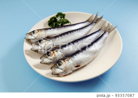 テーブルにある複数のとれたてで生魚の寿司や料理に使われるDHAたっぷりの青魚のいわし テーブルにある複数のとれたてで生魚の寿司や料理に使われるDHAたっぷりの青魚のいわし 93357087