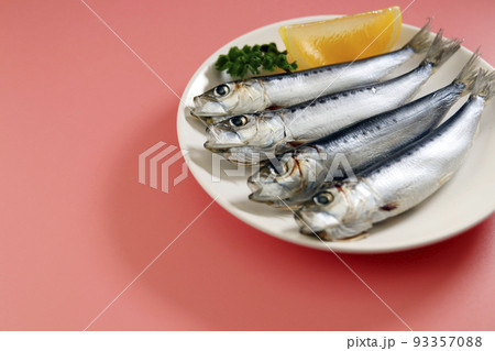 テーブルにある複数のとれたてで生魚の寿司や料理に使われるDHAたっぷりの青魚のいわし テーブルにある複数のとれたてで生魚の寿司や料理に使われるDHAたっぷりの青魚のいわし 93357088