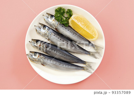 テーブルにある複数のとれたてで生魚の寿司や料理に使われるDHAたっぷりの青魚のいわし テーブルにある複数のとれたてで生魚の寿司や料理に使われるDHAたっぷりの青魚のいわし 93357089