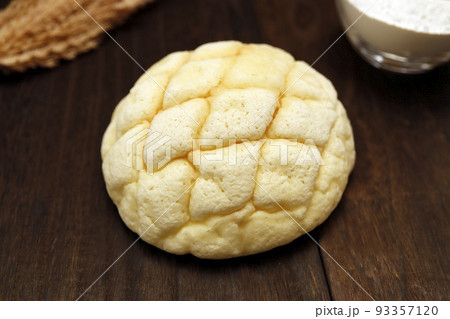 テーブルにある焼きたての日本の定番のおやつのメロンパン テーブルにある焼きたての日本の定番のおやつのメロンパン 93357120