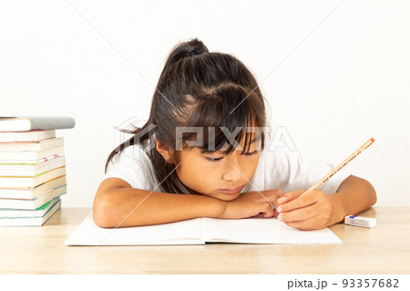 勉強に集中できない子供 勉強に集中できない子供 93357682