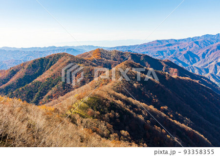 国内屈指の観光地 奥日光の秋 紅葉の半月山からの眺望 国内屈指の観光地 奥日光の秋 紅葉の半月山からの眺望 93358355