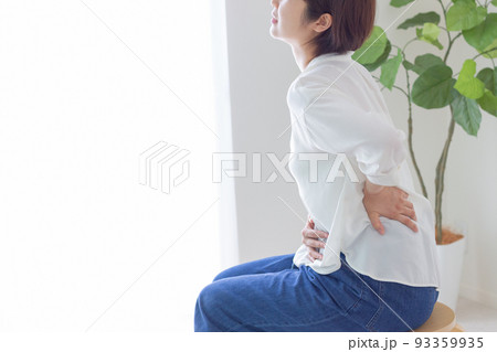 腰が痛い女性 93359935