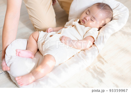 赤ちゃんが起きないようにそっと降ろすママ　抱っこ布団　背中スイッチ 93359967