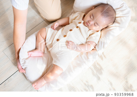 赤ちゃんが起きないようにそっと降ろすママ　抱っこ布団　背中スイッチ 93359968
