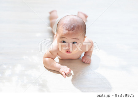 うつ伏せができるようになった赤ちゃん　タミータイム　首すわりが完了した赤ちゃん　確認方法　生後4ヶ月 93359975